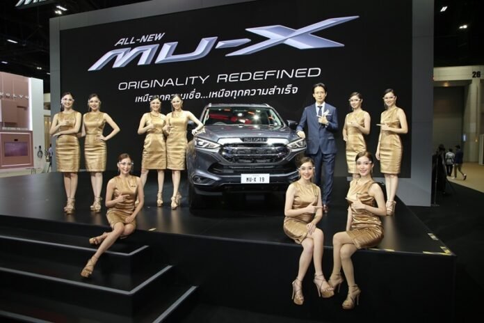 04 ISUZU มร. โทชิอากิ มาเอคาวะ และอีซูซุเลดี้ ณ บูธอีซูซุ