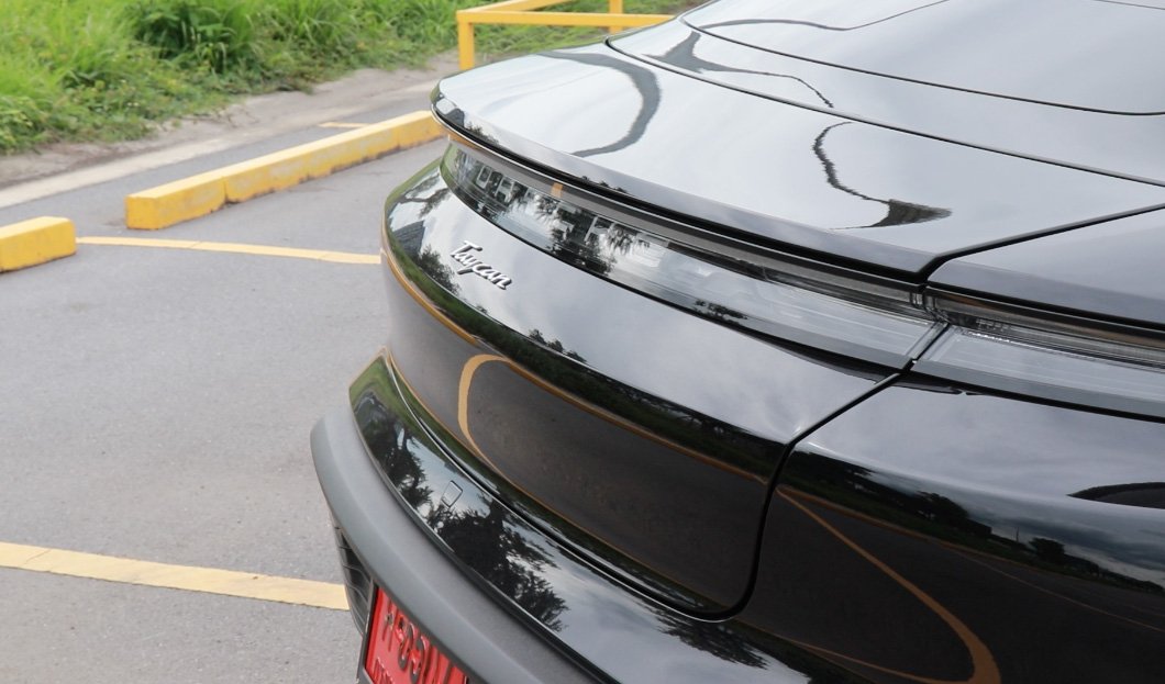 Porsche Taycan Base 18
