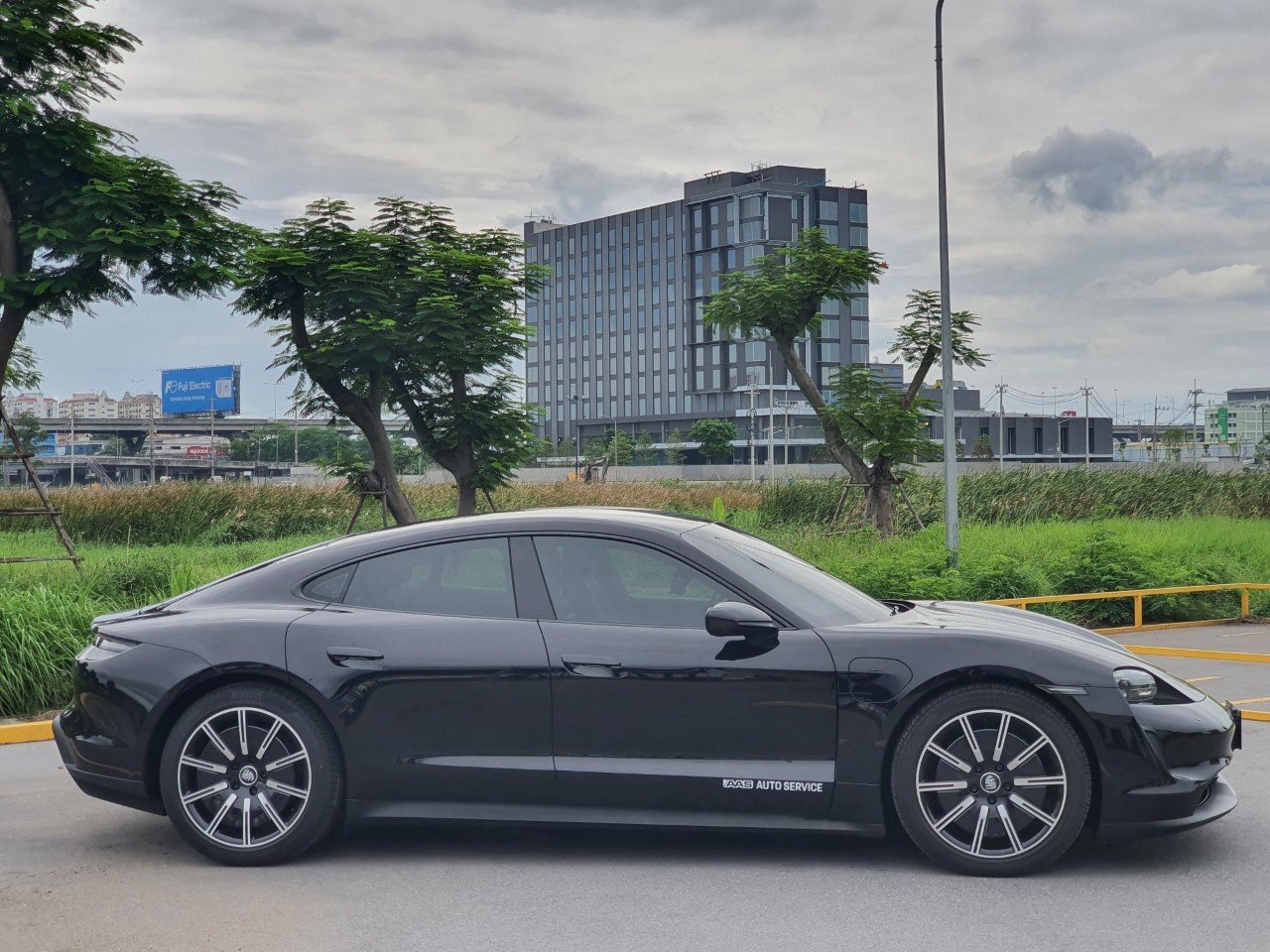 Porsche Taycan Base 2
