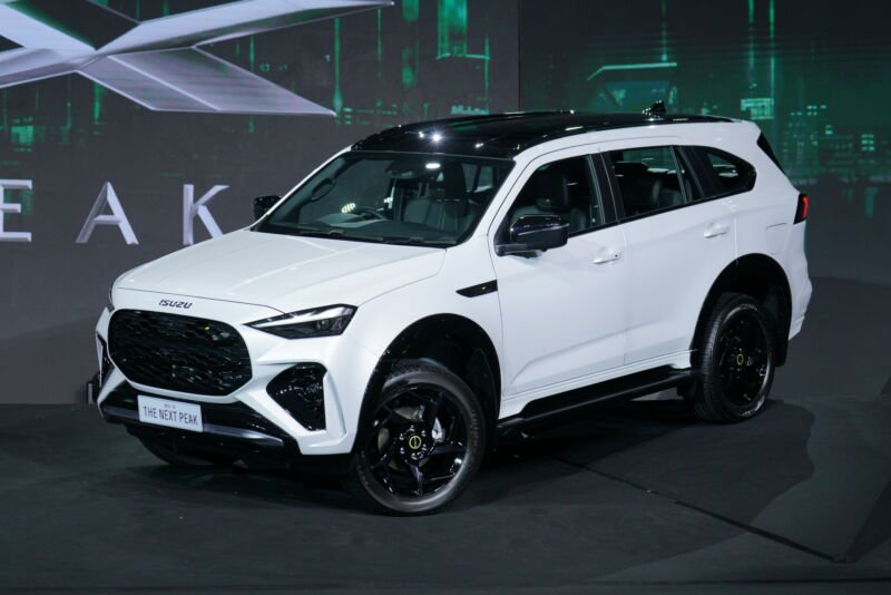 MU-X “THE NEXT PEAK” 3