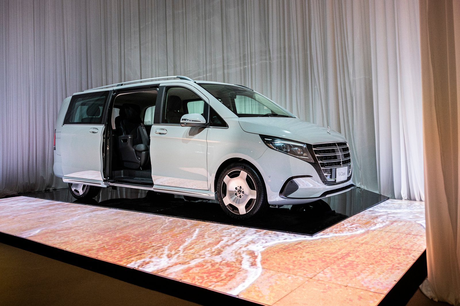 เมอร์เซเดส-เบนซ์ 8