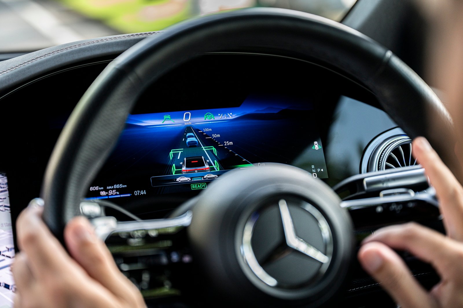 https://autoworldthailand.com/wp-content/uploads/2025/06/Mercedes-Benz_3.jpg