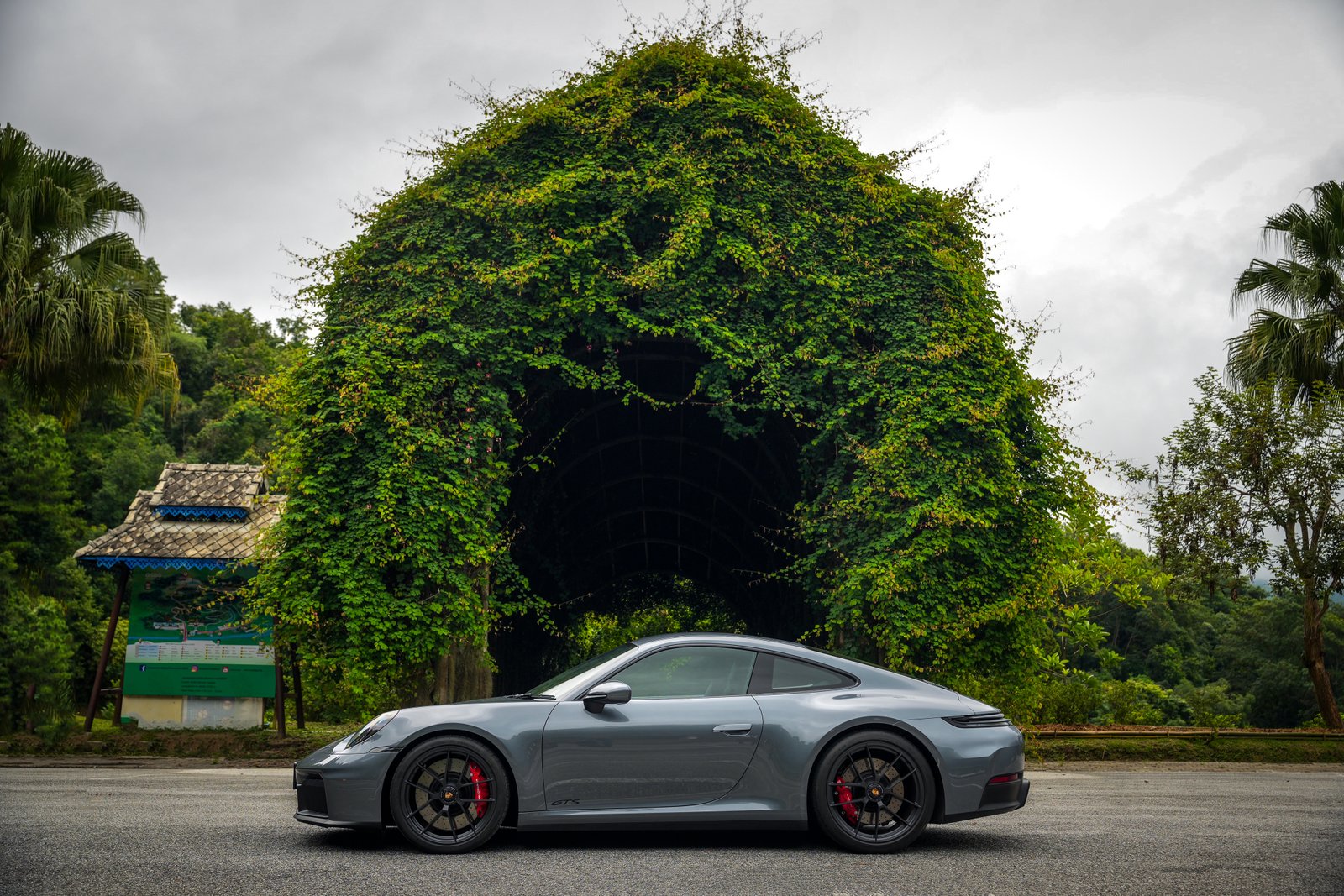 ปอร์เช่ 911 GTS T-Hybrid” 8