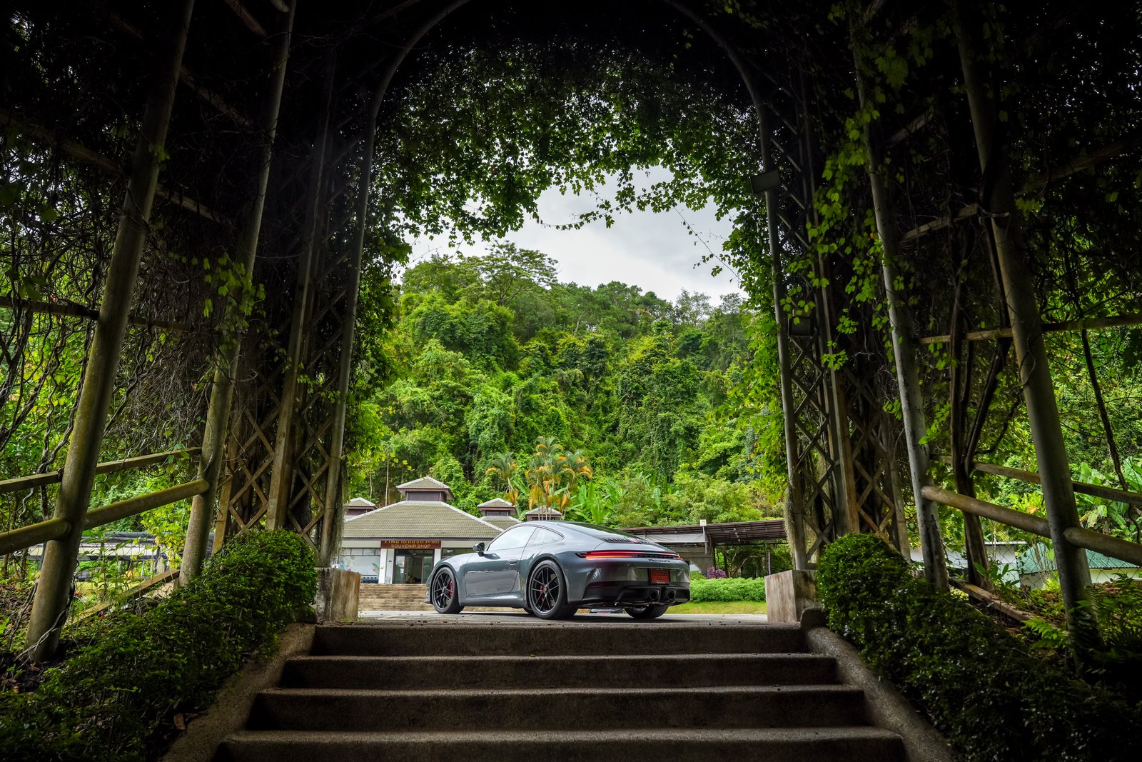 ปอร์เช่ 911 GTS T-Hybrid” 9