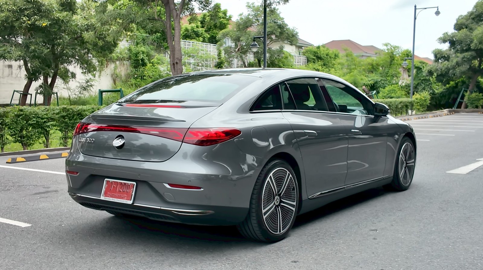 Mercedes EQE 300 Sedan   4