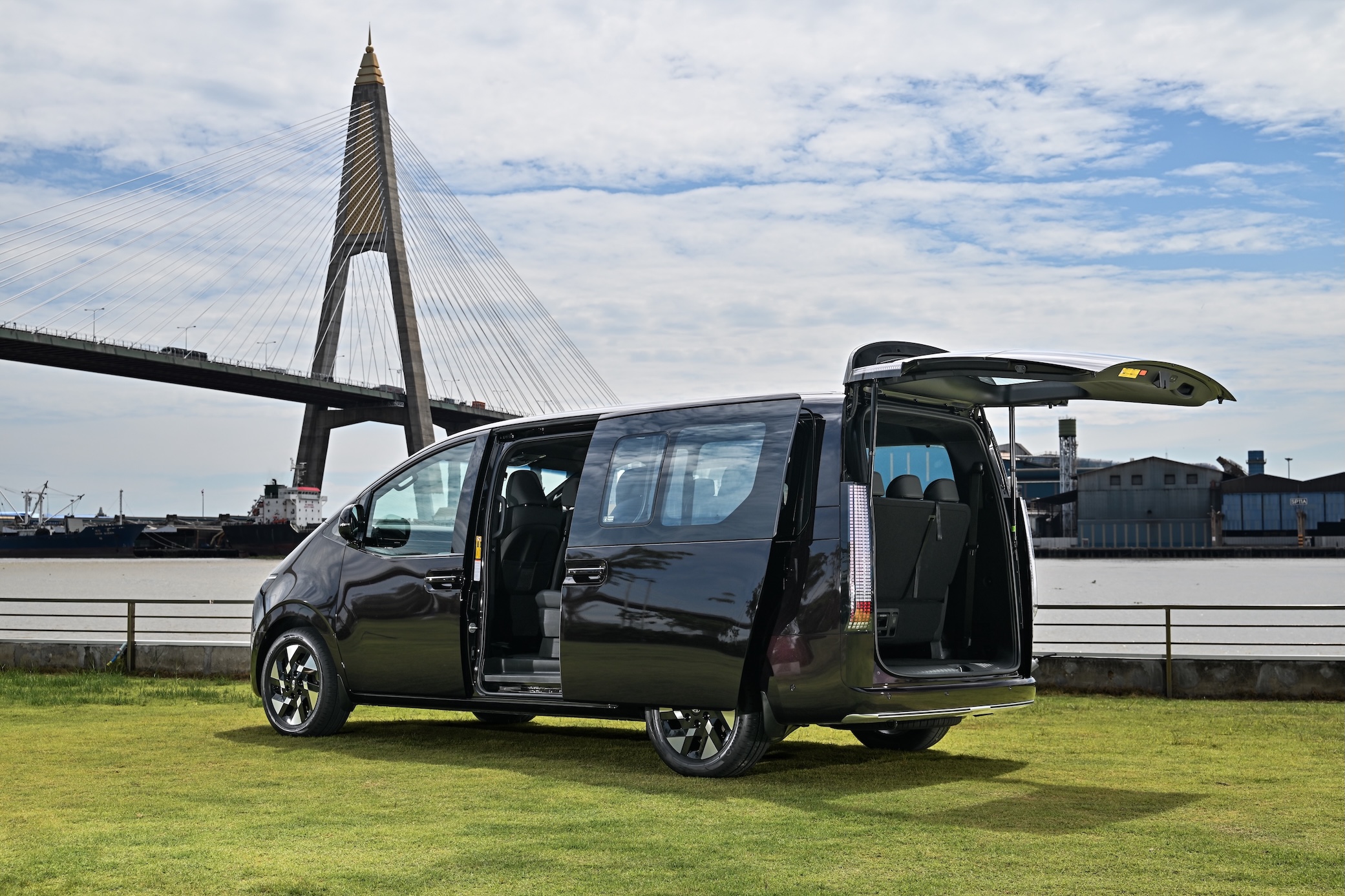 Hyundai Staria Hybrid 10